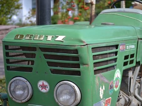A vintage Deutz-Fahr tractor in disrepair